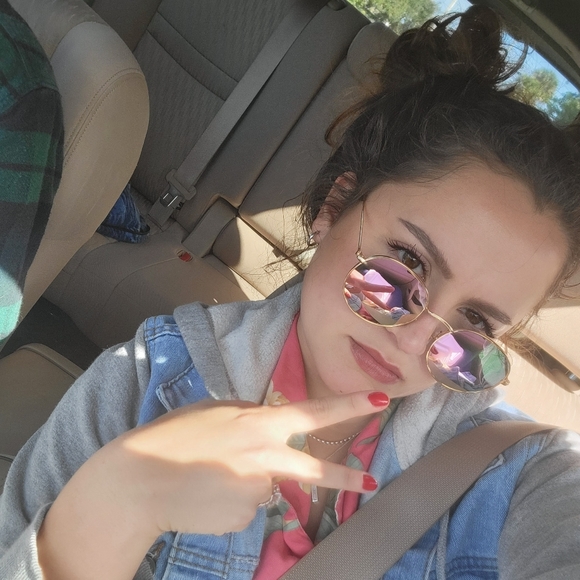 Meet your Posher, Tori - Picture 1 of 1